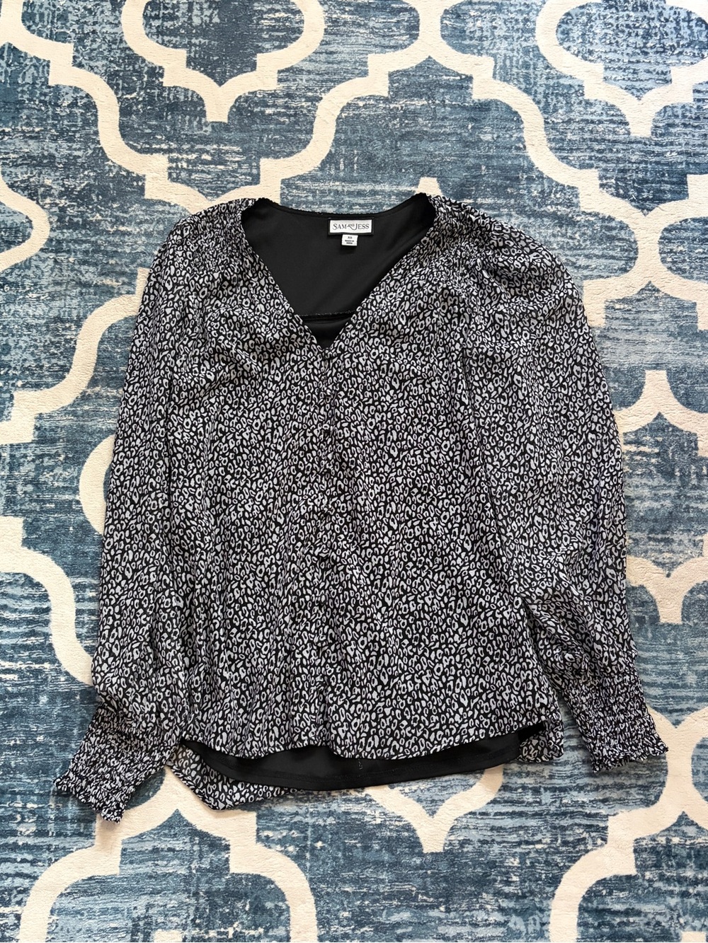 Sanctuary Black & White Printed V-Neck Blouse